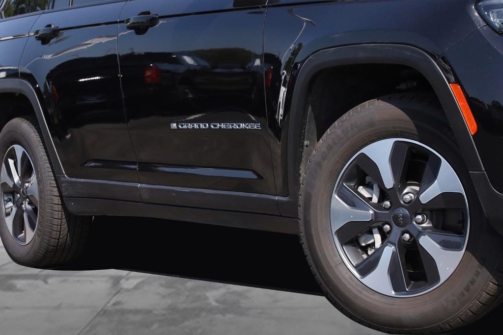 Jeep Grand Cherokee 4xe Vehicle Full-screen Gallery Image 2