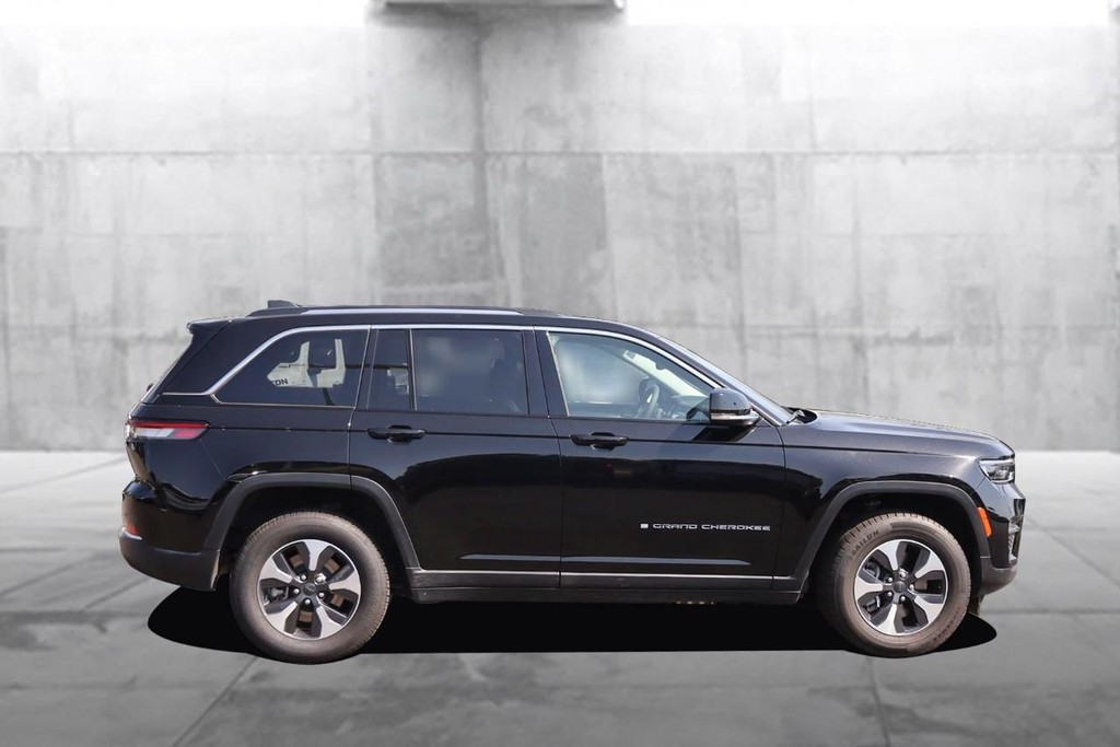 Jeep Grand Cherokee 4xe Vehicle Full-screen Gallery Image 4
