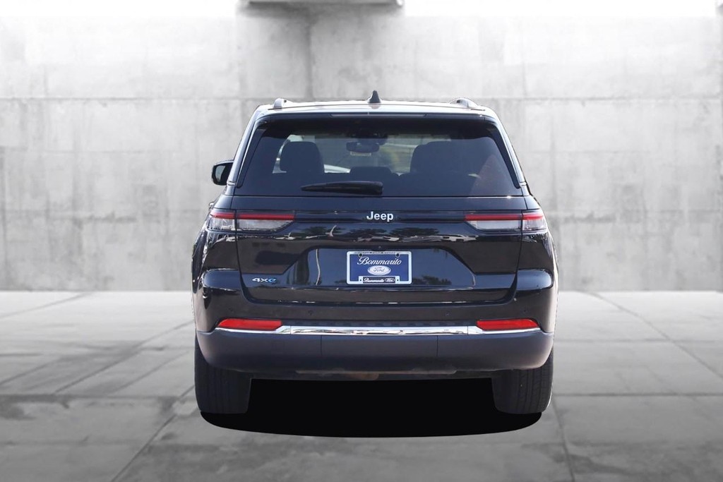 Jeep Grand Cherokee 4xe Vehicle Full-screen Gallery Image 5