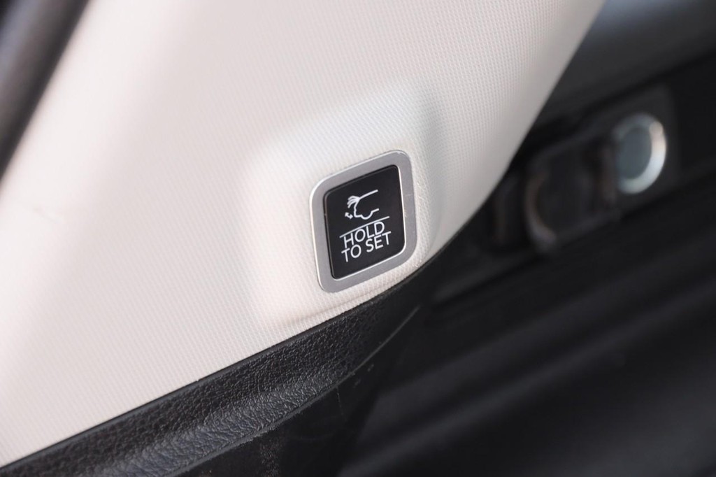 Jeep Grand Cherokee 4xe Vehicle Full-screen Gallery Image 8