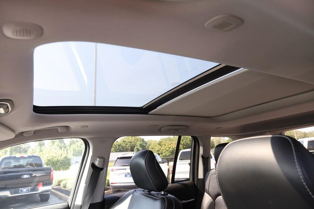 Jeep Grand Cherokee 4xe Vehicle Full-screen Gallery Image 9