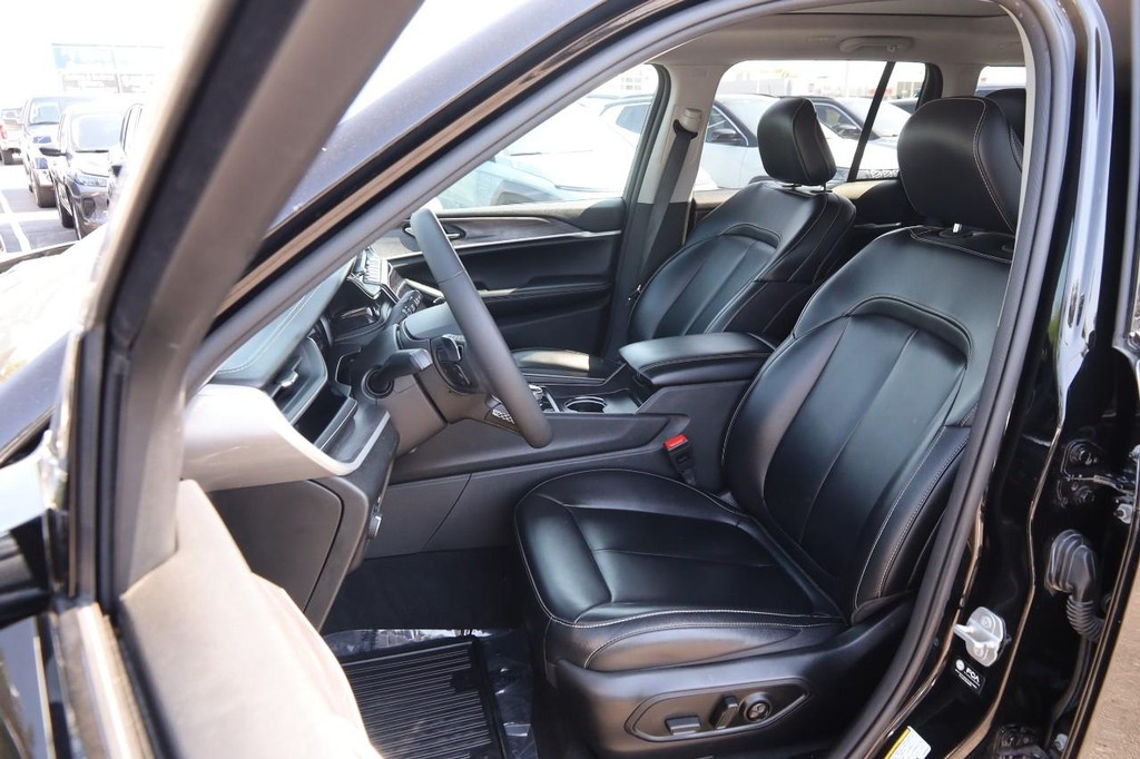 Jeep Grand Cherokee 4xe Vehicle Full-screen Gallery Image 10