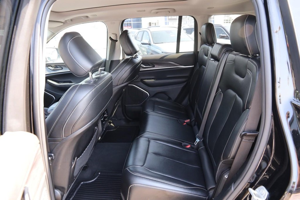 Jeep Grand Cherokee 4xe Vehicle Full-screen Gallery Image 11