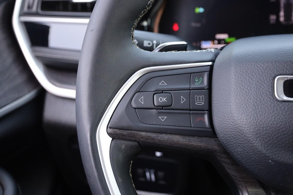 Jeep Grand Cherokee 4xe Vehicle Full-screen Gallery Image 13