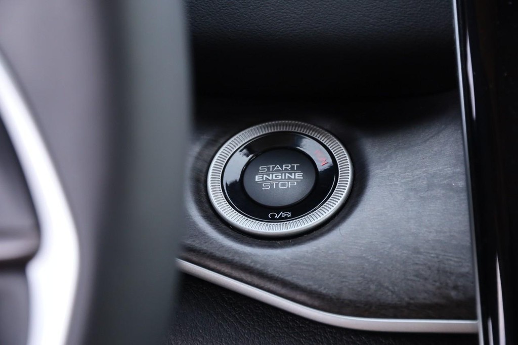 Jeep Grand Cherokee 4xe Vehicle Full-screen Gallery Image 16