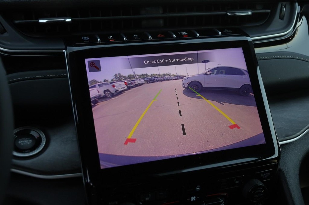 Jeep Grand Cherokee 4xe Vehicle Full-screen Gallery Image 19