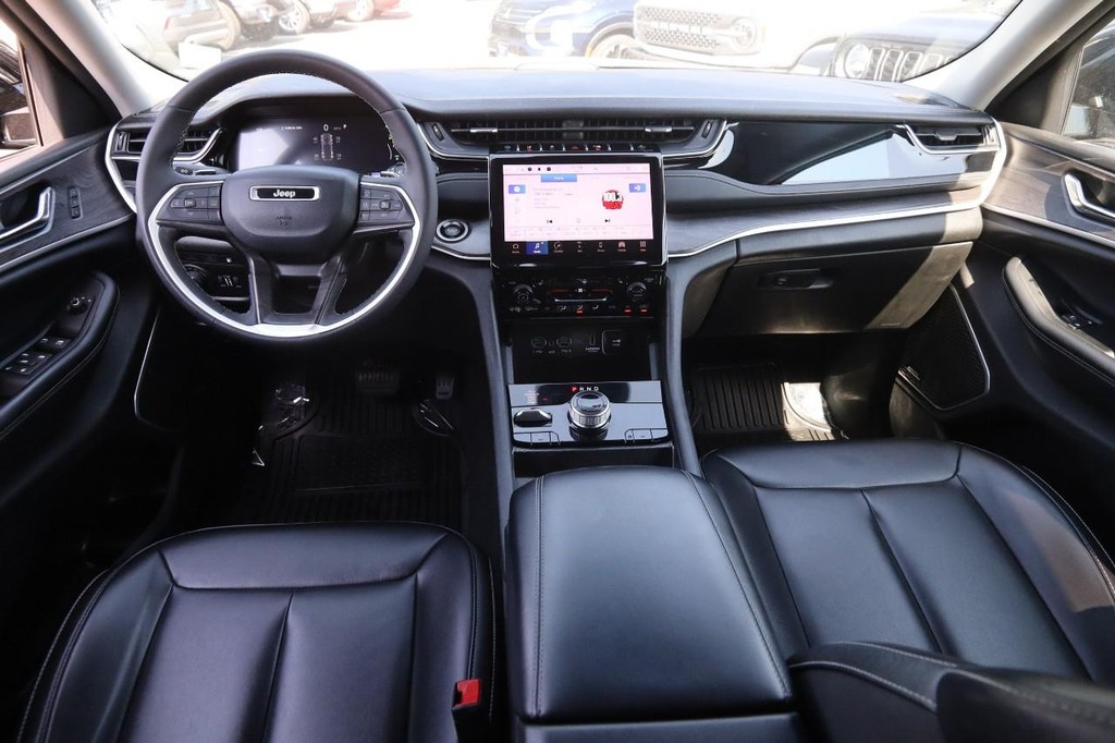 Jeep Grand Cherokee 4xe Vehicle Full-screen Gallery Image 24