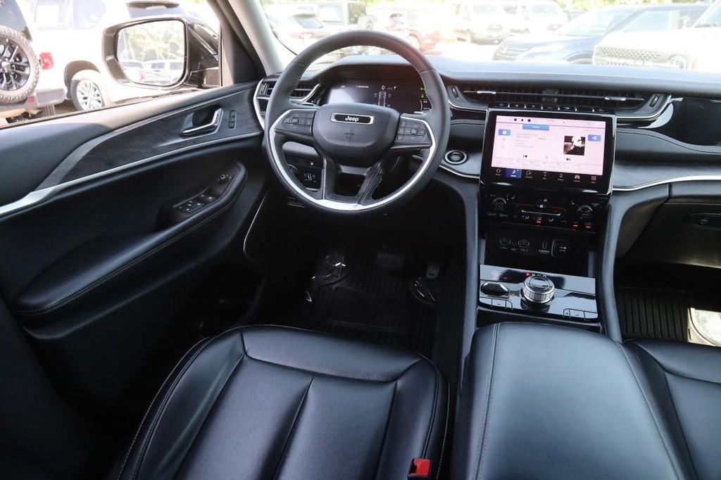 Jeep Grand Cherokee 4xe Vehicle Full-screen Gallery Image 25