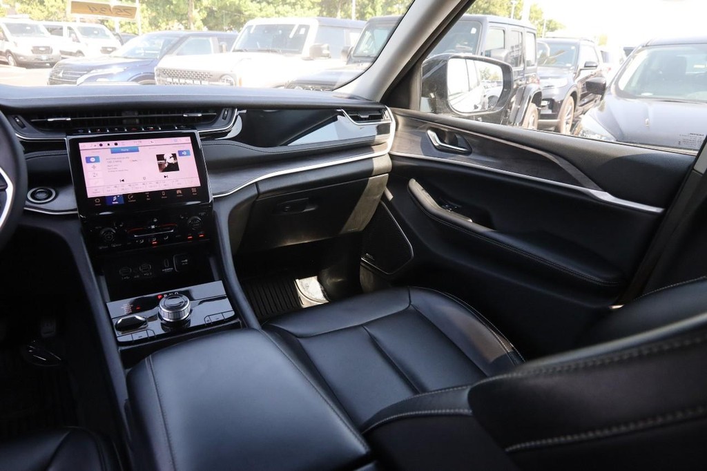 Jeep Grand Cherokee 4xe Vehicle Full-screen Gallery Image 28
