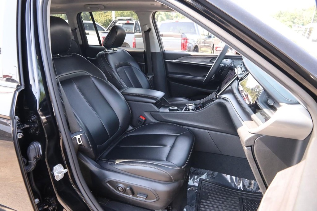 Jeep Grand Cherokee 4xe Vehicle Full-screen Gallery Image 29