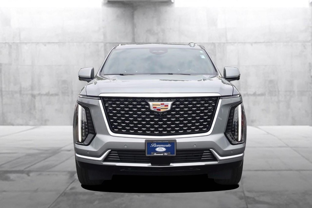 Cadillac Escalade Vehicle Full-screen Gallery Image 04