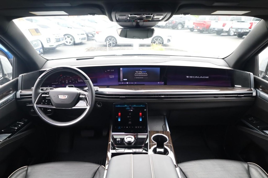 Cadillac Escalade Vehicle Full-screen Gallery Image 07