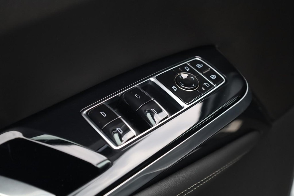 Cadillac Escalade Vehicle Full-screen Gallery Image 11