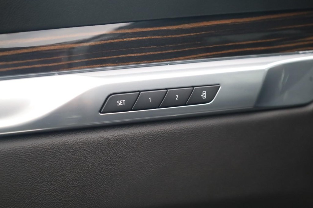 Cadillac Escalade Vehicle Full-screen Gallery Image 12