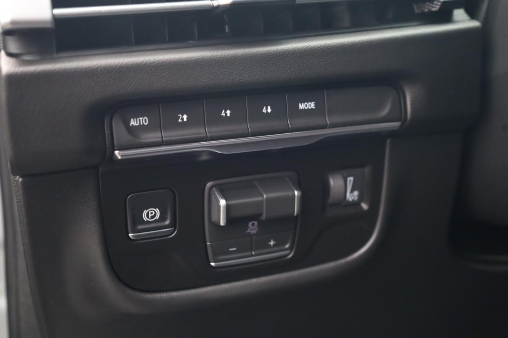 Cadillac Escalade Vehicle Full-screen Gallery Image 13