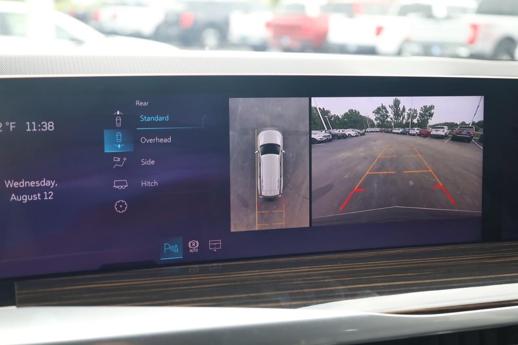 Cadillac Escalade Vehicle Full-screen Gallery Image 16