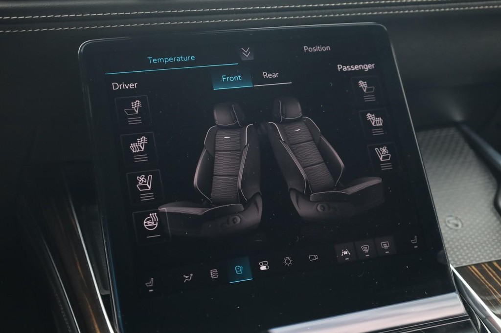 Cadillac Escalade Vehicle Full-screen Gallery Image 17