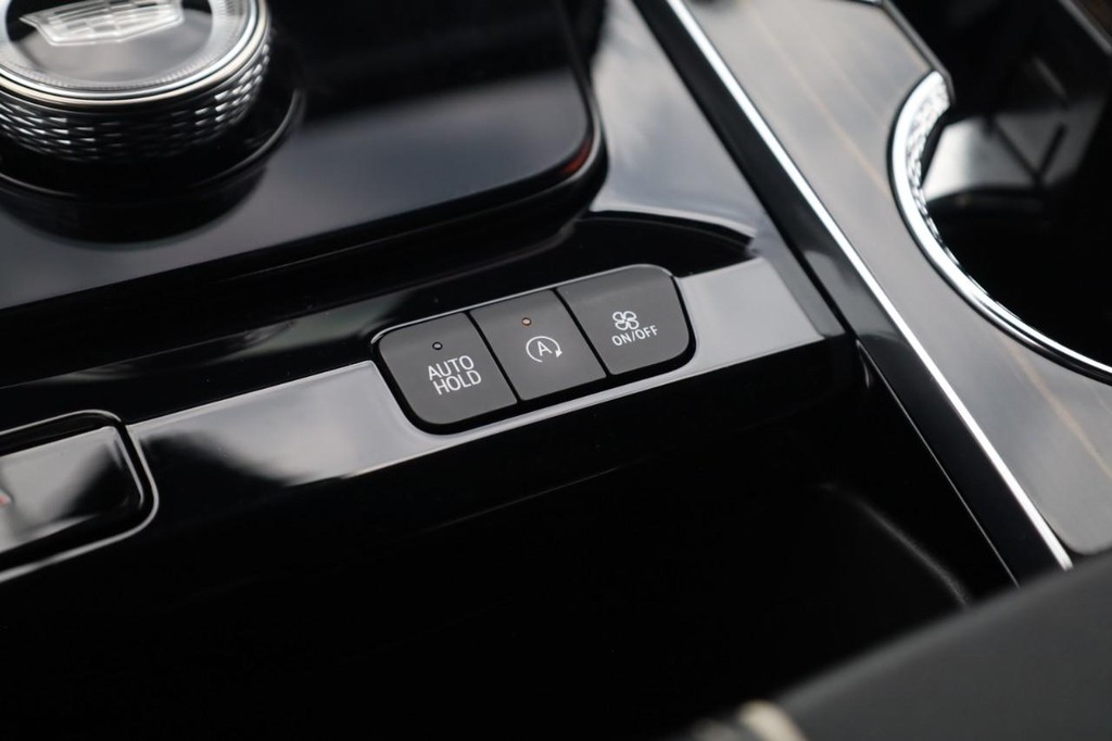 Cadillac Escalade Vehicle Full-screen Gallery Image 18