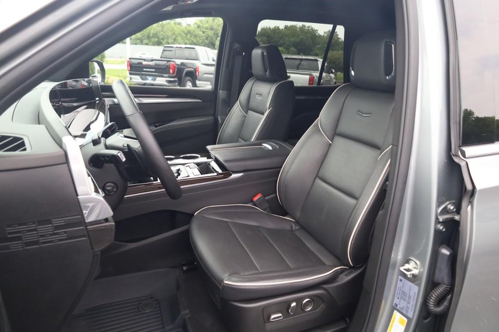 Cadillac Escalade Vehicle Full-screen Gallery Image 19