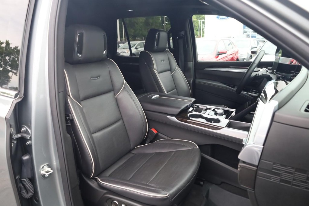 Cadillac Escalade Vehicle Full-screen Gallery Image 20
