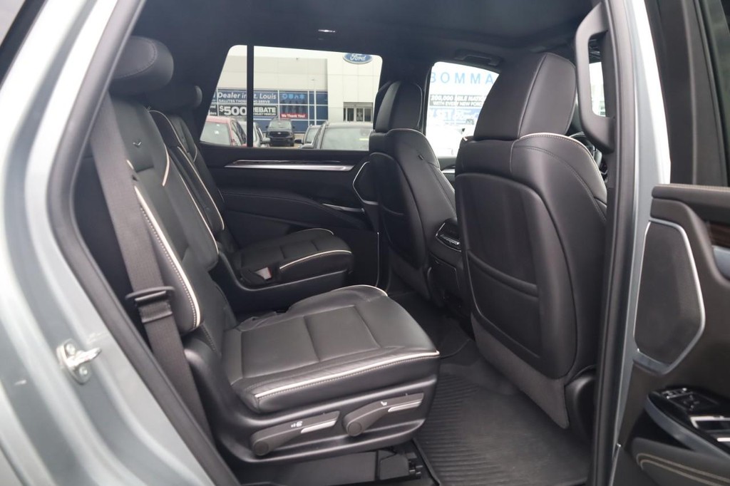 Cadillac Escalade Vehicle Full-screen Gallery Image 21