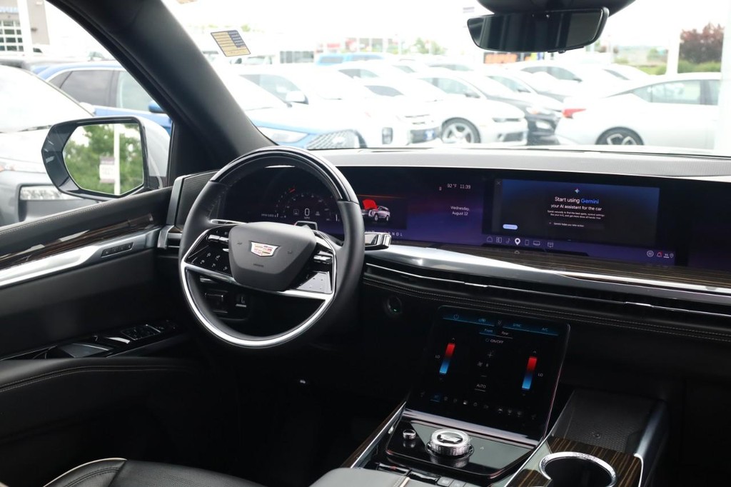 Cadillac Escalade Vehicle Full-screen Gallery Image 23