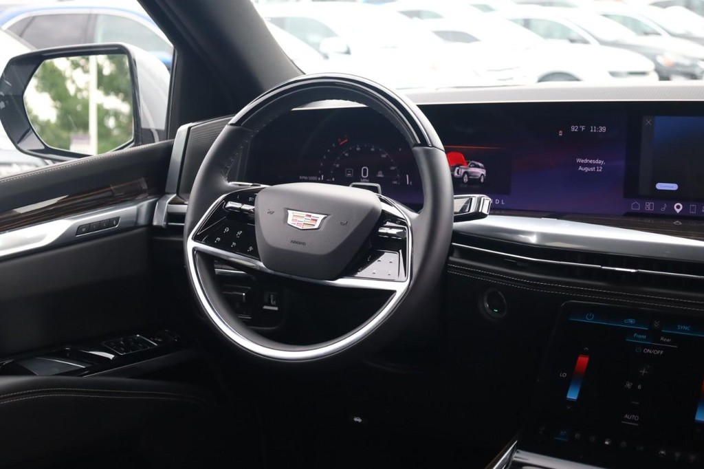 Cadillac Escalade Vehicle Full-screen Gallery Image 24