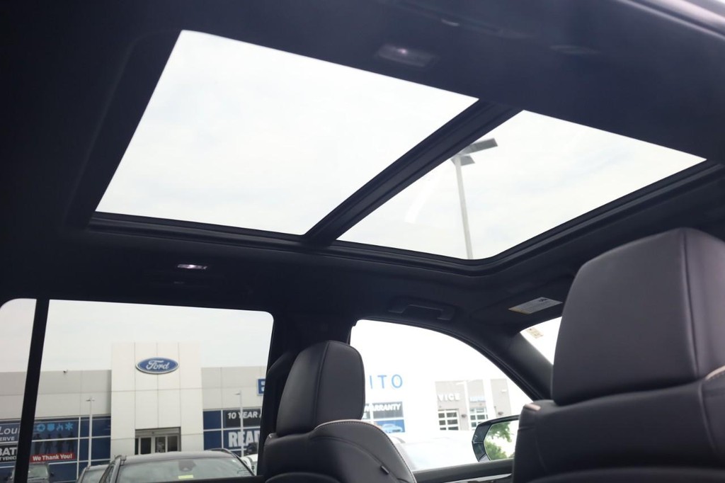 Cadillac Escalade Vehicle Full-screen Gallery Image 25