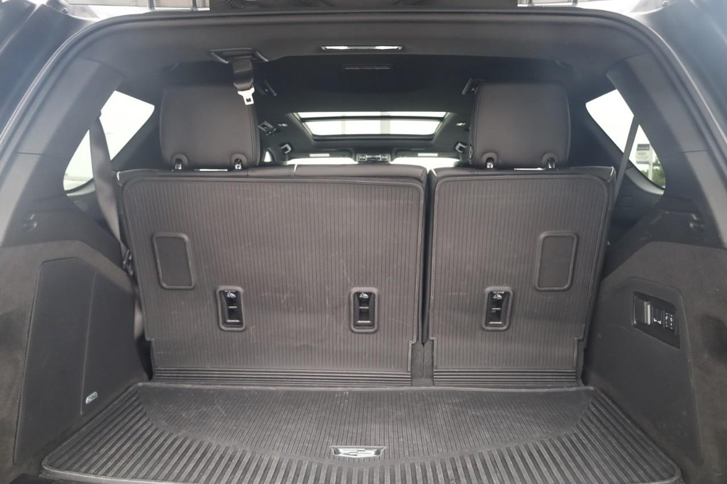 Cadillac Escalade Vehicle Full-screen Gallery Image 26