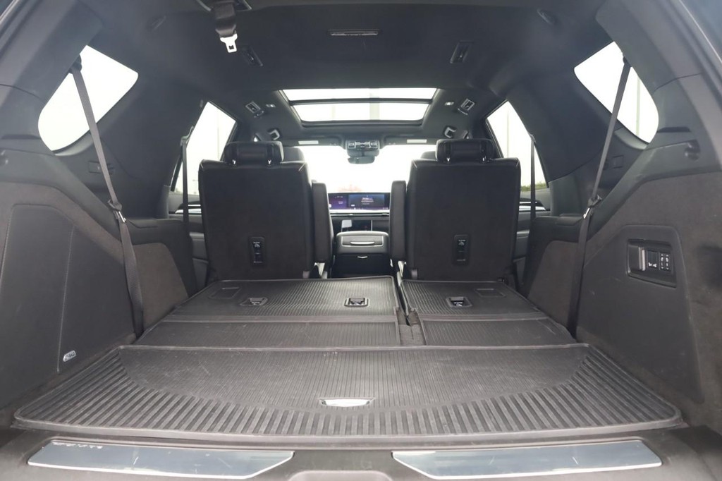 Cadillac Escalade Vehicle Full-screen Gallery Image 27