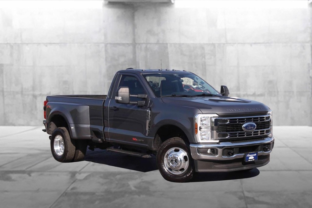 Ford Super Duty F-350 DRW Vehicle Full-screen Gallery Image 2