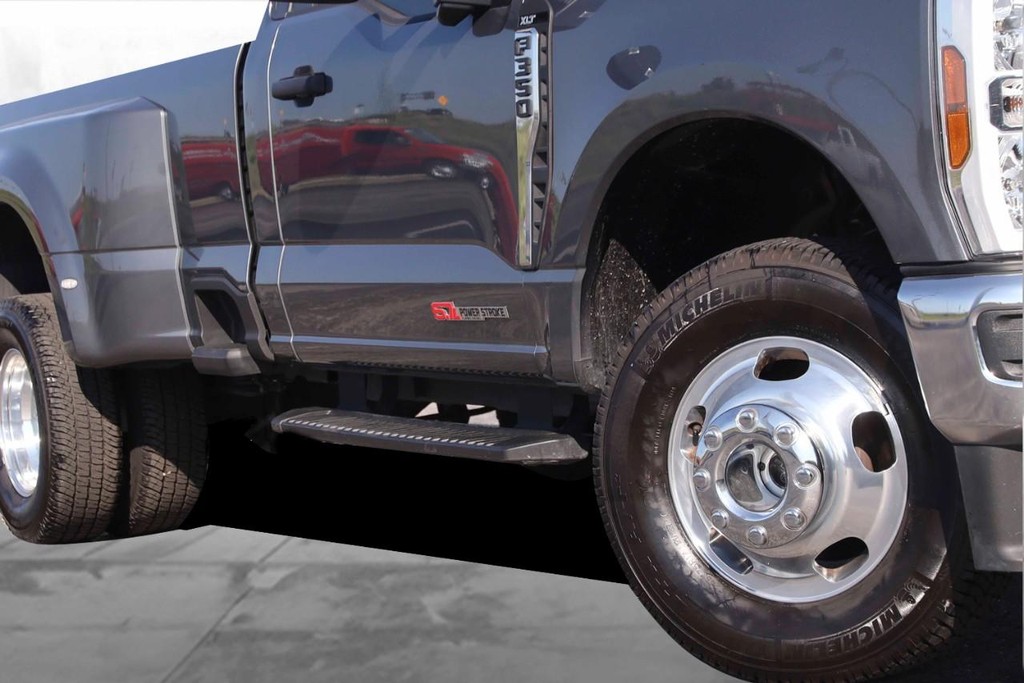 Ford Super Duty F-350 DRW Vehicle Full-screen Gallery Image 3