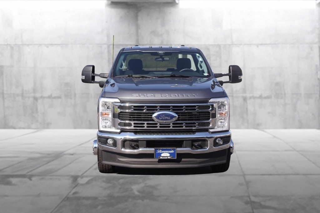 Ford Super Duty F-350 DRW Vehicle Full-screen Gallery Image 4