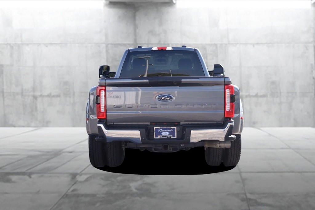 Ford Super Duty F-350 DRW Vehicle Full-screen Gallery Image 6