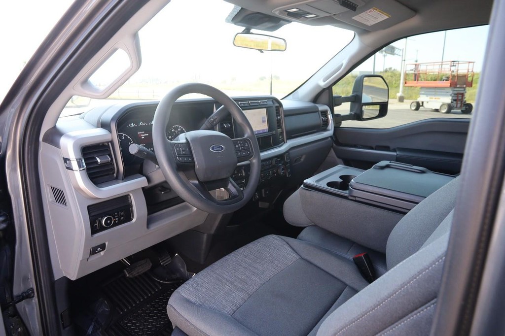 Ford Super Duty F-350 DRW Vehicle Full-screen Gallery Image 10