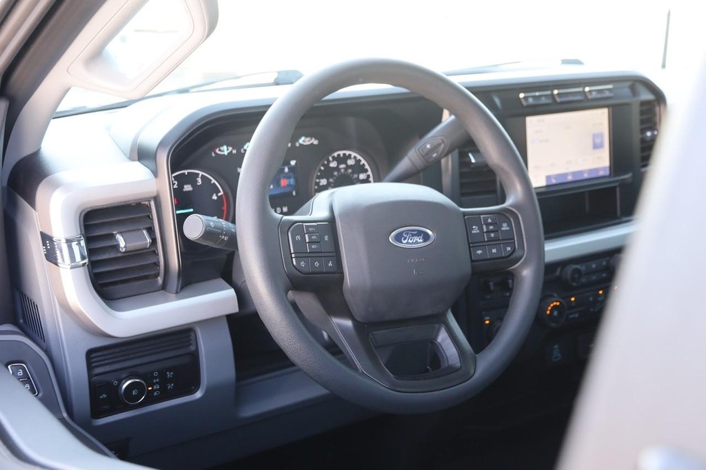 Ford Super Duty F-350 DRW Vehicle Full-screen Gallery Image 11