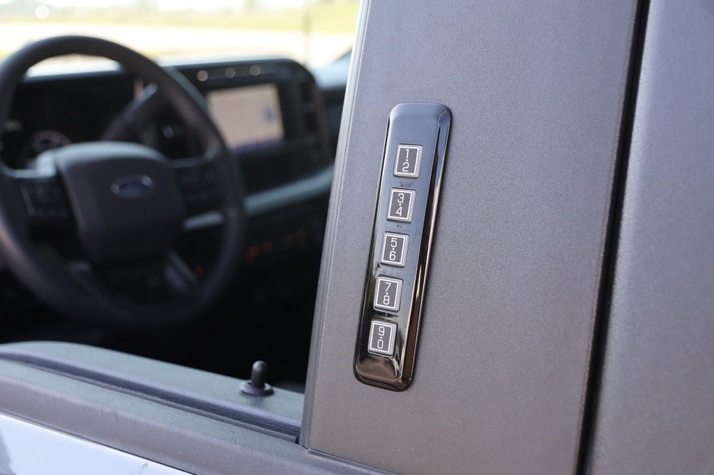 Ford Super Duty F-350 DRW Vehicle Full-screen Gallery Image 12