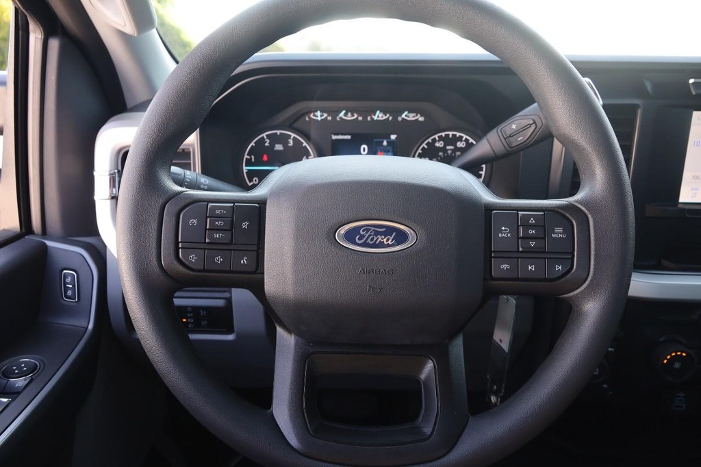 Ford Super Duty F-350 DRW Vehicle Full-screen Gallery Image 13