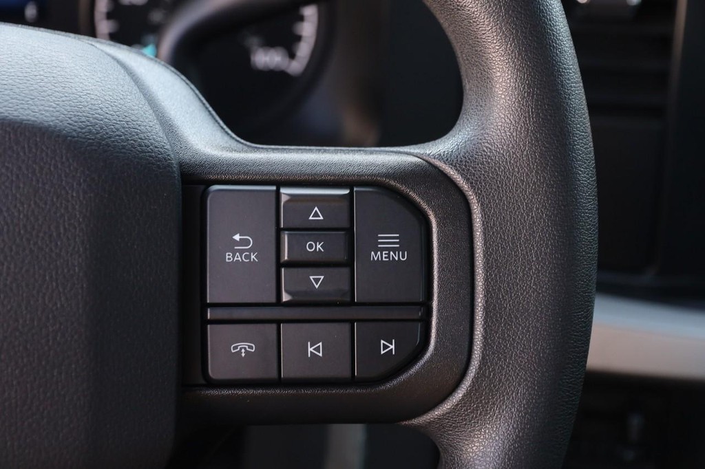 Ford Super Duty F-350 DRW Vehicle Full-screen Gallery Image 15
