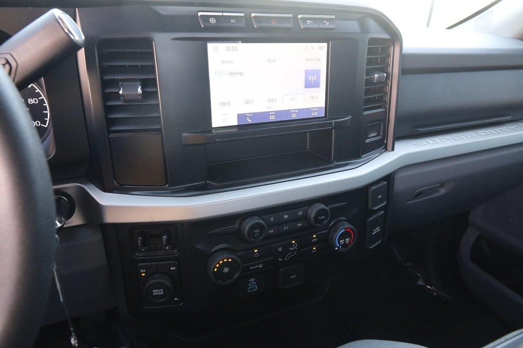 Ford Super Duty F-350 DRW Vehicle Full-screen Gallery Image 19