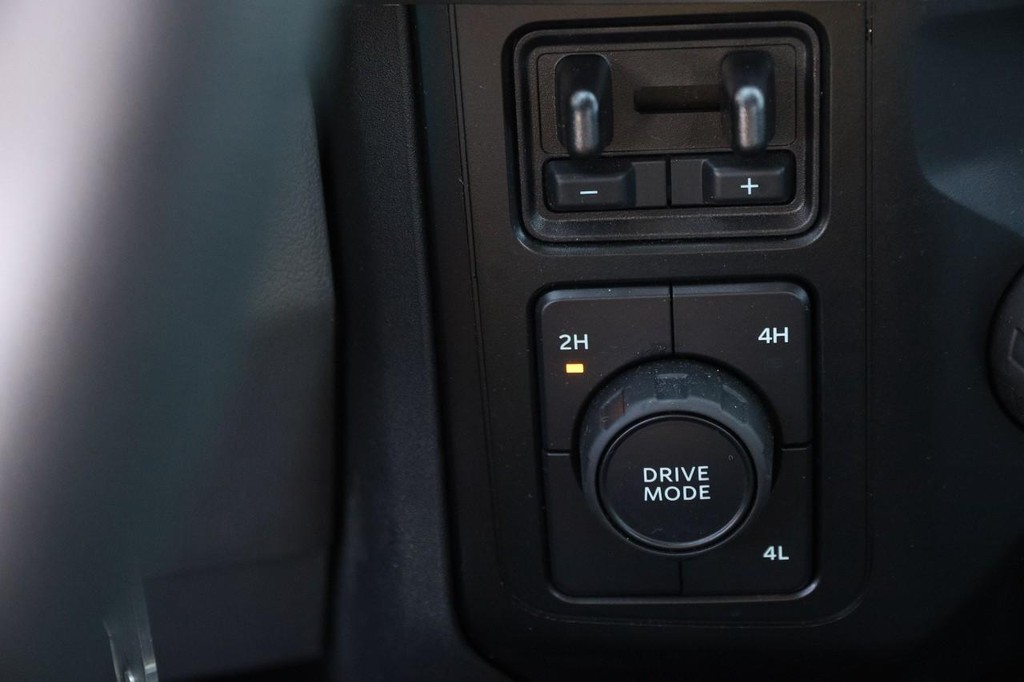 Ford Super Duty F-350 DRW Vehicle Full-screen Gallery Image 21