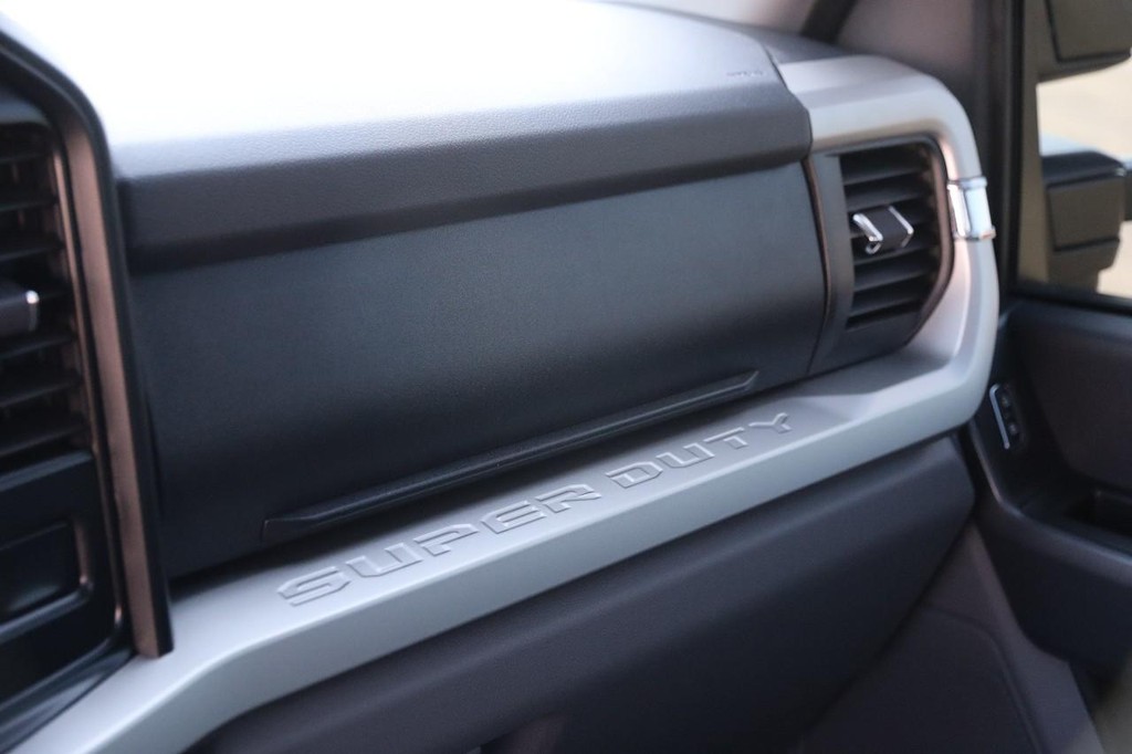 Ford Super Duty F-350 DRW Vehicle Full-screen Gallery Image 22