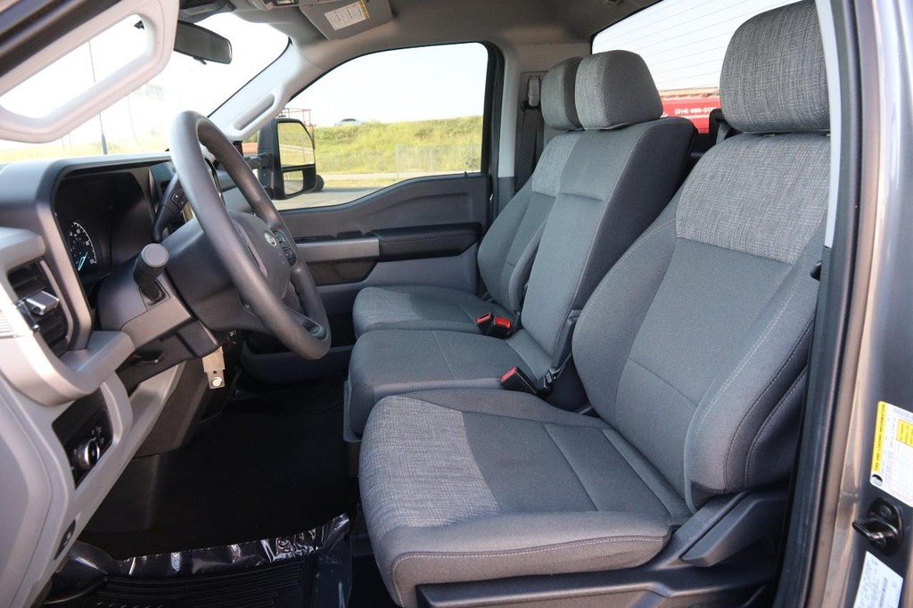 Ford Super Duty F-350 DRW Vehicle Full-screen Gallery Image 24