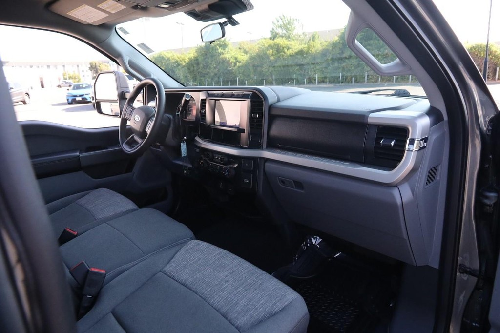 Ford Super Duty F-350 DRW Vehicle Full-screen Gallery Image 25