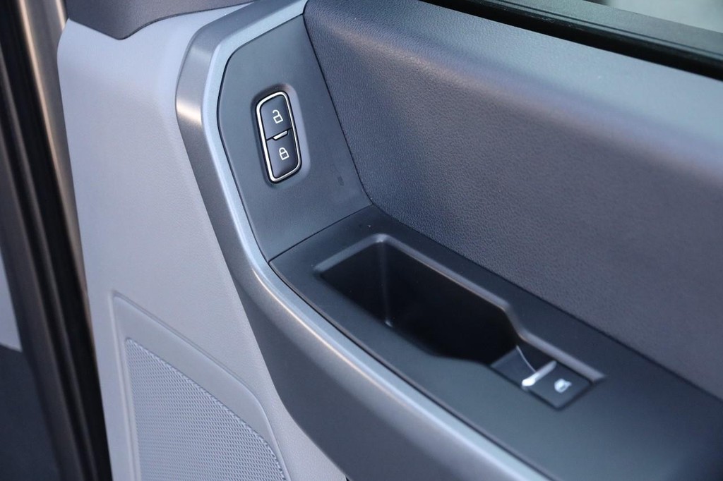 Ford Super Duty F-350 DRW Vehicle Full-screen Gallery Image 26