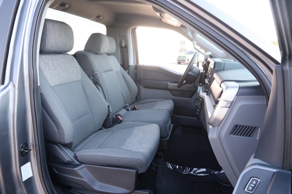 Ford Super Duty F-350 DRW Vehicle Full-screen Gallery Image 27