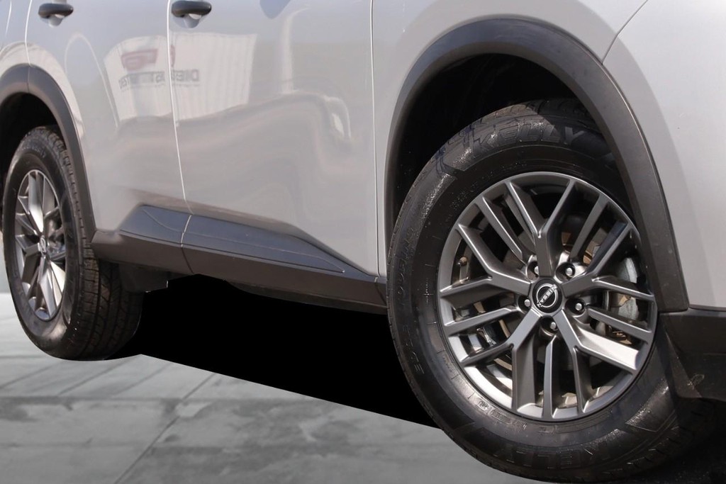 Nissan Rogue Vehicle Image 03