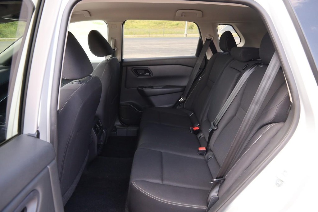 Nissan Rogue Vehicle Image 09