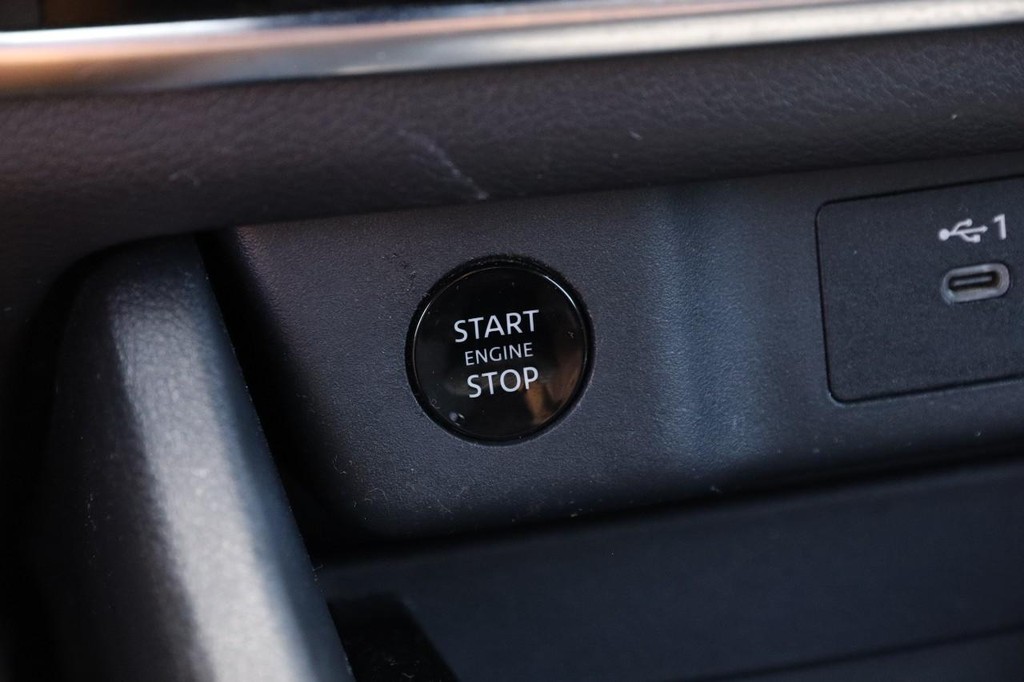 Nissan Rogue Vehicle Image 14
