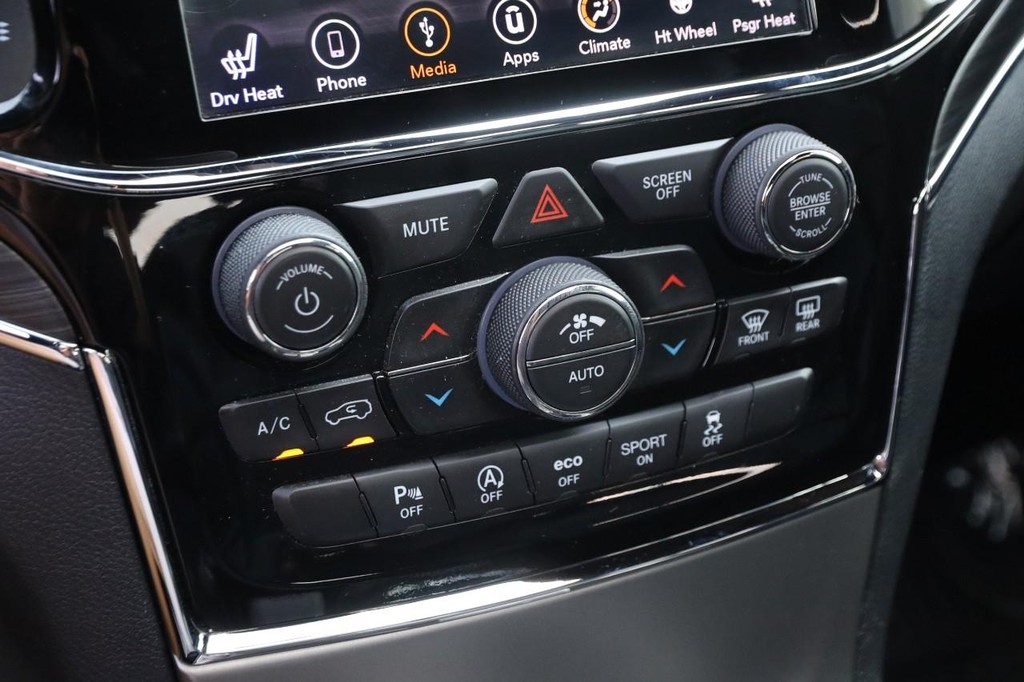 Jeep Grand Cherokee Vehicle Full-screen Gallery Image 20